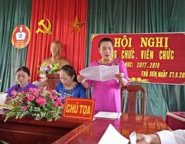 Trần Hiền đọc báo cáo tổng kết hoạt động TTND